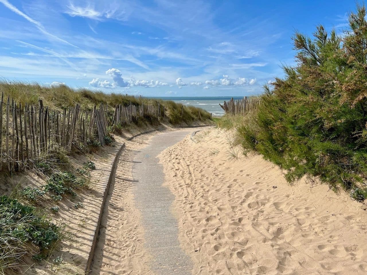 Chapelle Saint-Sauveur à Sainte-Marie-de-Ré, entrée plage de Montamer